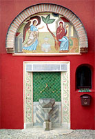 fontaine et fresque de l'Annonciation